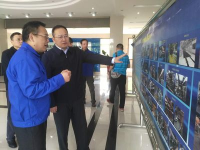 黃石市委副書記、市長吳錦，市政府黨組成員、辦公室主任張育英在下陸區區長郭波的陪同下蒞臨公司調研